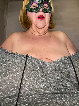 Snapshot of mariannecox chatting on 02.12.25 mariannecox online show from 02.12.25