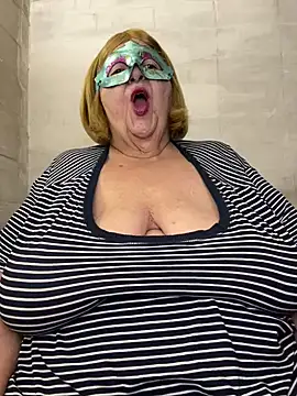 Snapshot of mariannecox chatting on 02.23.25 mariannecox online show from 02.23.25