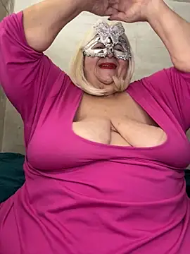 Snapshot of mariannecox chatting on 10.26.25 mariannecox online show from 10.26.25