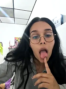 Snapshot of Annya-sweet chatting on 10.23.25 Annya-sweet online show from 10.23.25