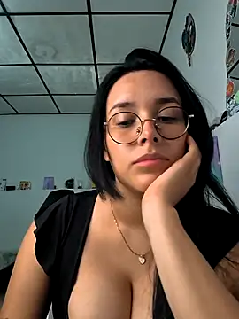 Snapshot of Annya-sweet chatting on 12.13.25 Annya-sweet online show from 12.13.25