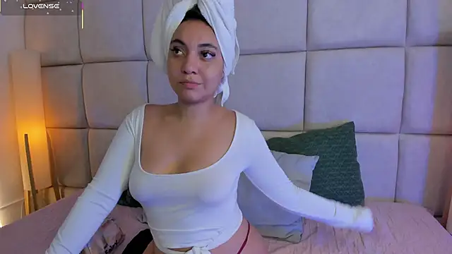 Snapshot of Sooffii_1 chatting on 12.16.25 Sooffii 1 online show from 12.16.25