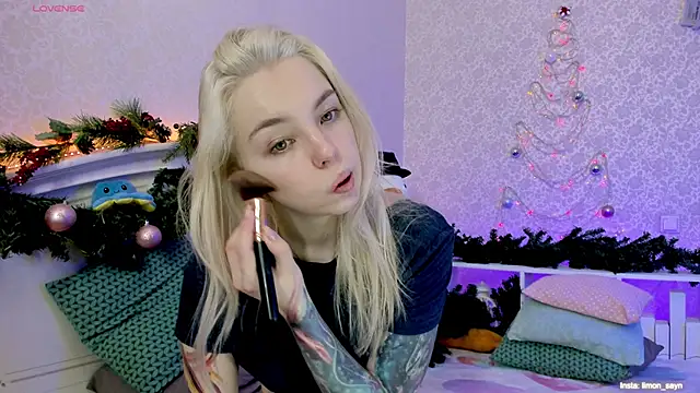 LillyMoure  online show from 01.04.25