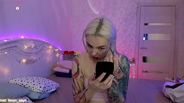 LillyMoure  online show from 10.05.25