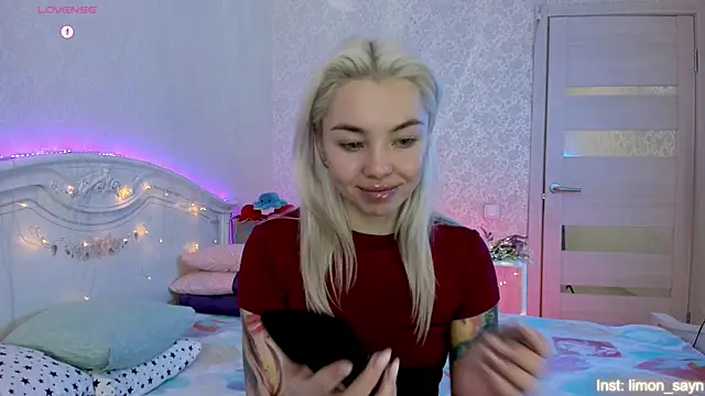 LillyMoure  online show from 10.29.25