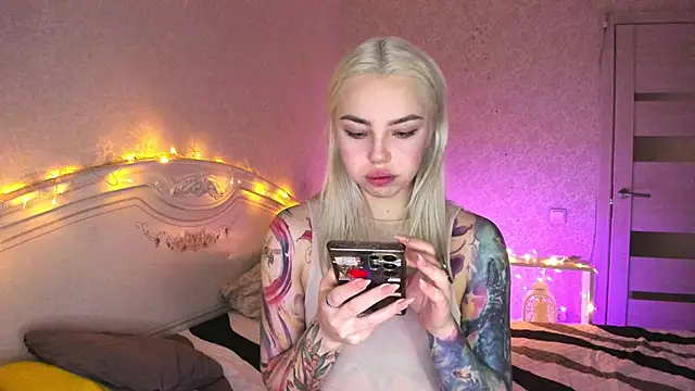 LillyMoure  online show from 02.05.26