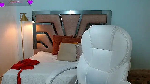 Snapshot of sophia_hadid chatting on 12.11.24 sophia hadid online show from 12.11.24