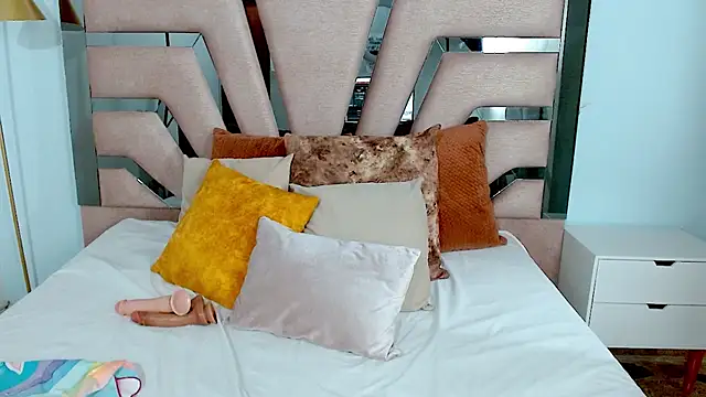 Snapshot of sophia_hadid chatting on 01.16.25 sophia hadid online show from 01.16.25