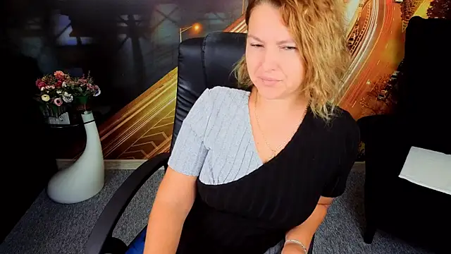 Snapshot of EmmaxPark chatting on 09.23.25 EmmaxPark online show from 09.23.25