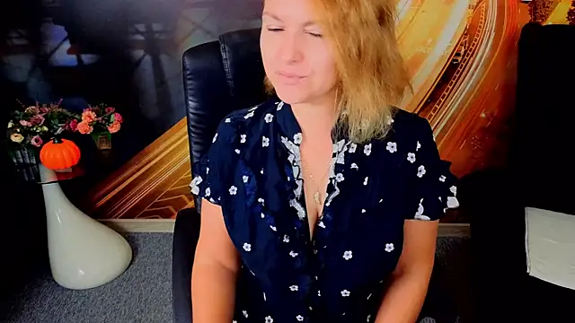 Snapshot of EmmaxPark chatting on 11.17.25 EmmaxPark online show from 11.17.25