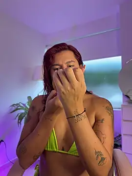 Snapshot of ari_artis chatting on 09.15.25 ari artis online show from 09.15.25