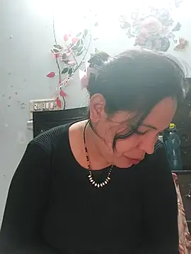 Snapshot of Poojabhabi101 chatting on 12.20.25 Poojabhabi101 online show from 12.20.25