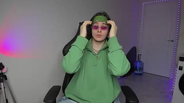 Snapshot of Vincent_Strong chatting on 12.03.24 Vincent Strong online show from 12.03.24