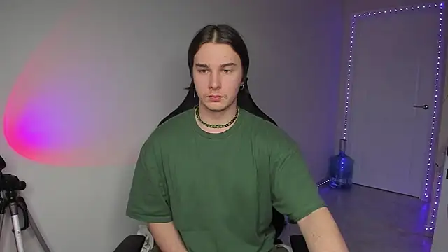 Snapshot of Vincent_Strong chatting on 12.18.24 Vincent Strong online show from 12.18.24