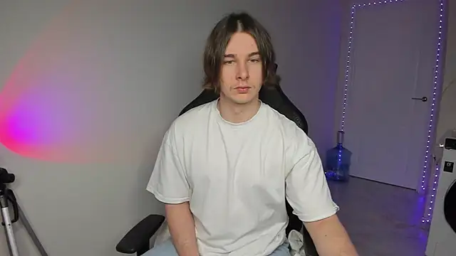 Snapshot of Vincent_Strong chatting on 12.20.24 Vincent Strong online show from 12.20.24