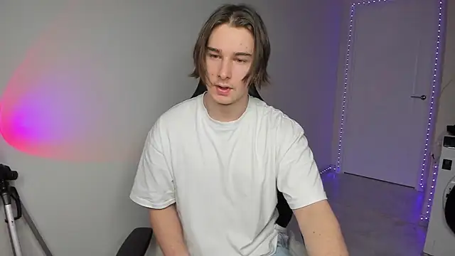 Snapshot of Vincent_Strong chatting on 12.21.24 Vincent Strong online show from 12.21.24