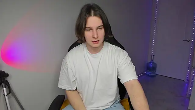 Snapshot of Vincent_Strong chatting on 12.28.24 Vincent Strong online show from 12.28.24