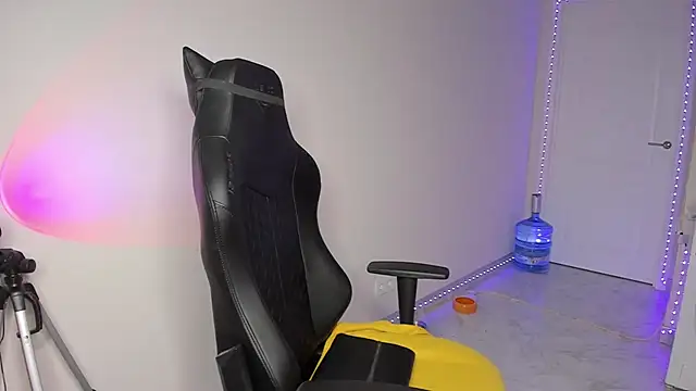 Snapshot of Vincent_Strong chatting on 01.03.25 Vincent Strong online show from 01.03.25