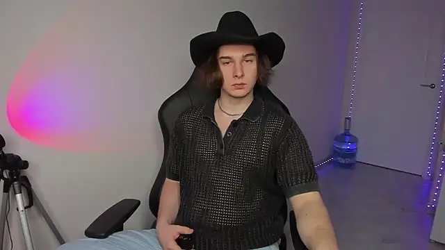 Snapshot of Vincent_Strong chatting on 01.05.25 Vincent Strong online show from 01.05.25