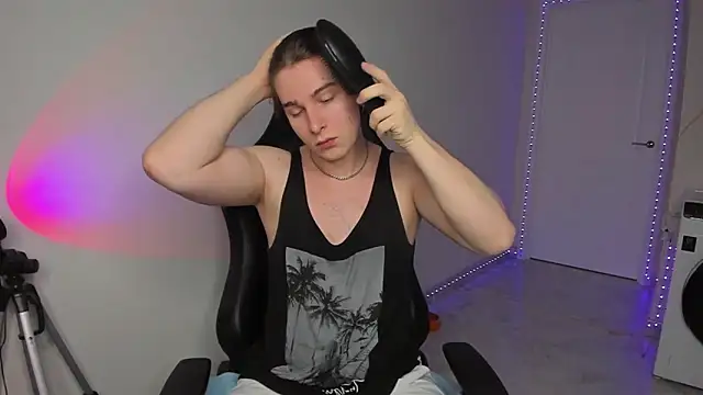 Snapshot of Vincent_Strong chatting on 01.31.25 Vincent Strong online show from 01.31.25