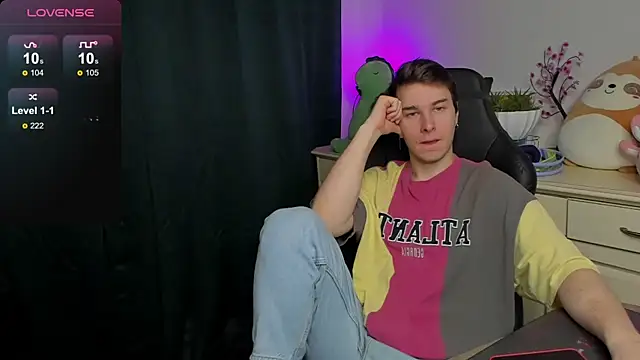 Snapshot of Vincent_Strong chatting on 09.20.25 Vincent Strong online show from 09.20.25