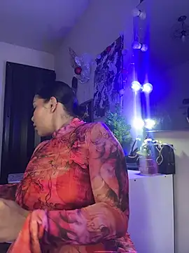 Snapshot of GigiiStone chatting on 12.22.25 GigiiStone online show from 12.22.25