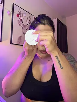 Snapshot of GigiiStone chatting on 01.18.26 GigiiStone online show from 01.18.26