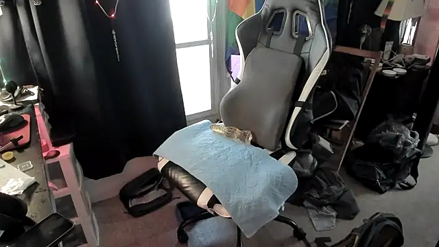 Snapshot of Daddysthick chatting on 10.19.25 Daddysthick online show from 10.19.25