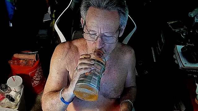 Snapshot of Daddysthick chatting on 11.10.25 Daddysthick online show from 11.10.25