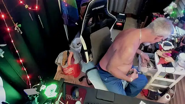 Snapshot of Daddysthick chatting on 11.28.25 Daddysthick online show from 11.28.25