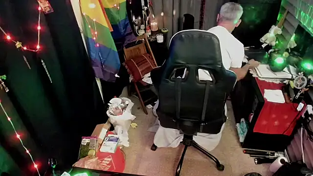 Snapshot of Daddysthick chatting on 12.01.25 Daddysthick online show from 12.01.25