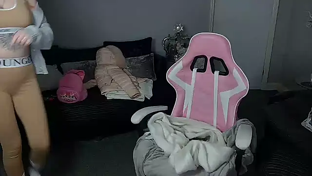 Snapshot of Red_firesquirt chatting on 12.16.24 Red firesquirt online show from 12.16.24