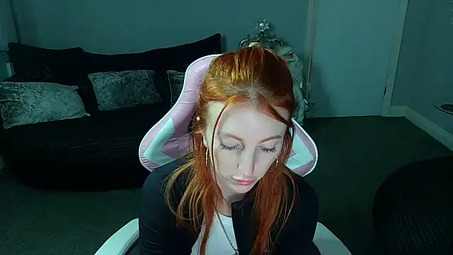 Snapshot of Red_firesquirt chatting on 12.18.24 Red firesquirt online show from 12.18.24