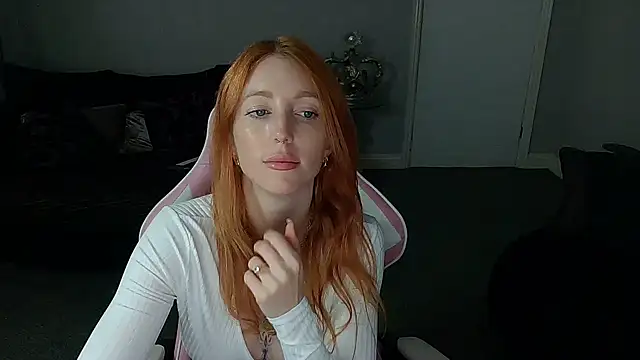 Snapshot of Red_firesquirt chatting on 10.08.25 Red firesquirt online show from 10.08.25