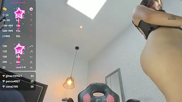 Snapshot of LORENADAVIES chatting on 02.25.25 LORENADAVIES online show from 02.25.25