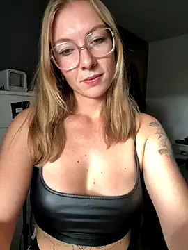 Snapshot of BunnyDiamond1 chatting on 10.24.25 BunnyDiamond1 online show from 10.24.25