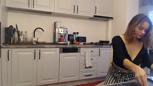 Snapshot of Tasty_Shape chatting on 12.12.24 Tasty Shape online show from 12.12.24