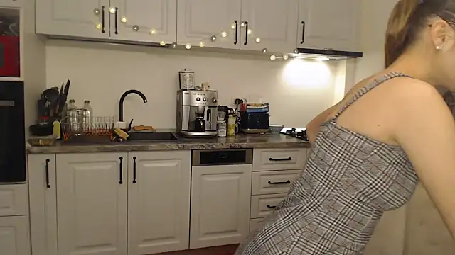 Snapshot of Tasty_Shape chatting on 12.19.24 Tasty Shape online show from 12.19.24