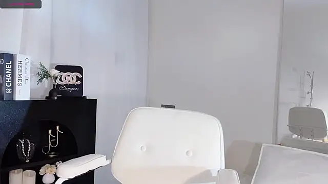 Snapshot of lvy-w chatting on 10.10.25 lvy-w online show from 10.10.25