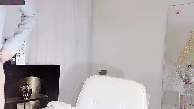 Snapshot of lvy-w chatting on 12.15.25 lvy-w online show from 12.15.25