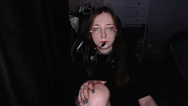 AmeliaKamishiro online show from 12.18.25