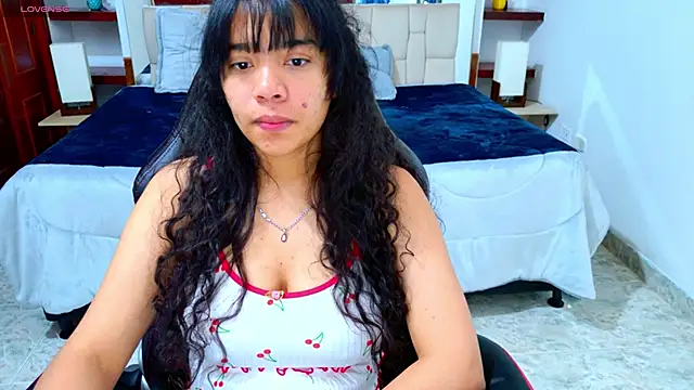 Snapshot of laureentt_ chatting on 10.22.25 laureentt online show from 10.22.25