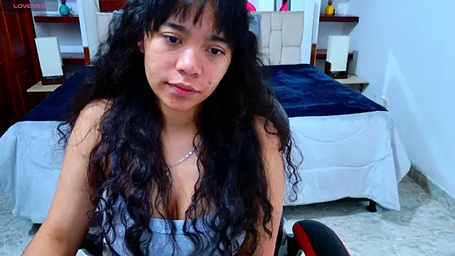 Snapshot of laureentt_ chatting on 10.24.25 laureentt online show from 10.24.25