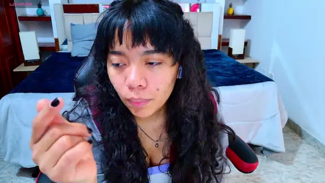 Snapshot of laureentt_ chatting on 10.25.25 laureentt online show from 10.25.25