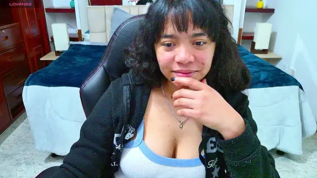 Snapshot of laureentt_ chatting on 10.30.25 laureentt online show from 10.30.25