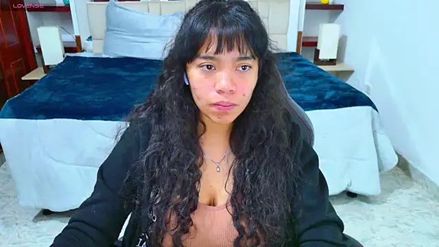 Snapshot of laureentt_ chatting on 10.31.25 laureentt online show from 10.31.25