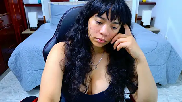 Snapshot of laureentt_ chatting on 11.05.25 laureentt online show from 11.05.25