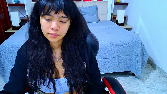 Snapshot of laureentt_ chatting on 11.08.25 laureentt online show from 11.08.25