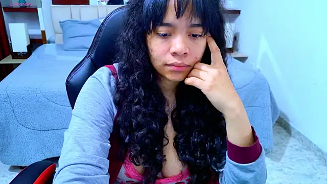 Snapshot of laureentt_ chatting on 11.13.25 laureentt online show from 11.13.25