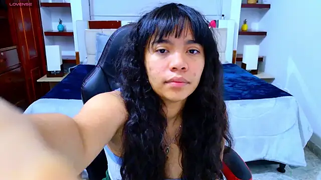 Snapshot of laureentt_ chatting on 11.19.25 laureentt online show from 11.19.25